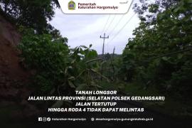 LONGSOR, JALAN LINTAS PROVINSI TERTUTUP HINGGA RODA EMPAT TAK DAPAT MELINTAS